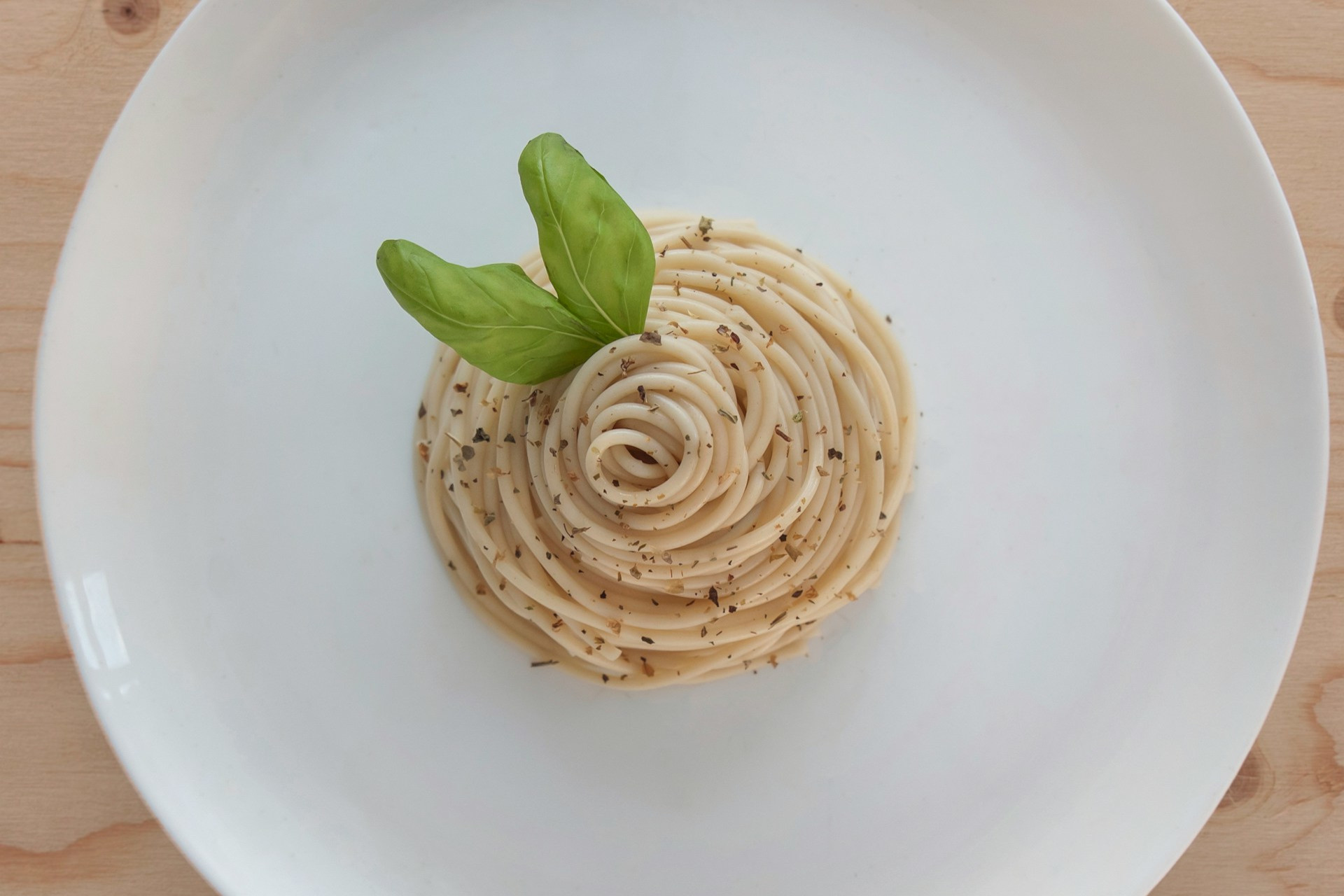 Top view of a Cacio e Pepe dish in a white plate
